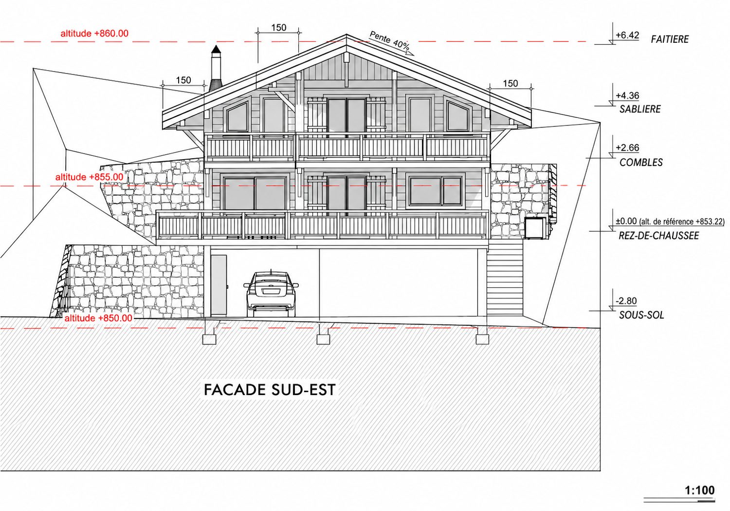 Façade sud-est du chalet : balcons, socle de pierre et couverts à voiture.