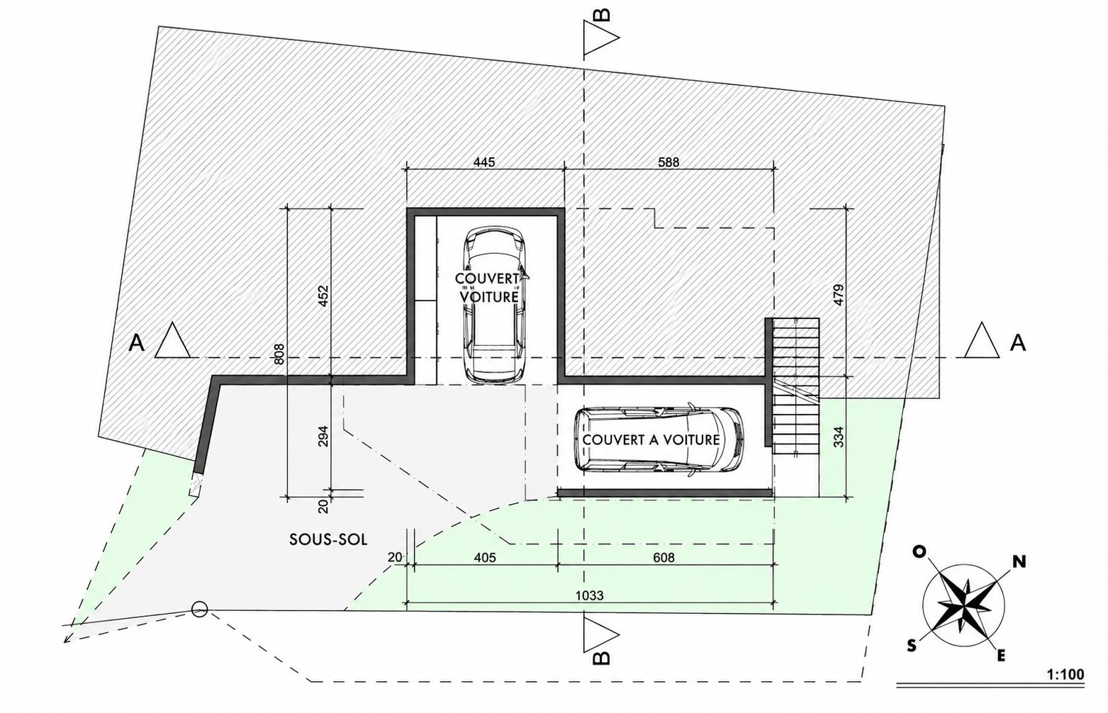 Plan du sous-sol : deux couverts à voiture et l'escalier extérieur.